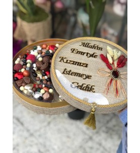 Bombeli Cam Kutuda Çikolata