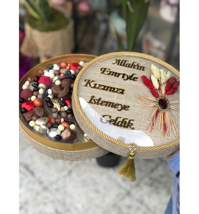 Bombeli Cam Kutuda Çikolata