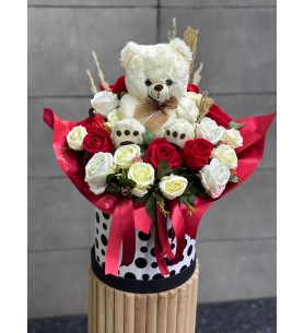 Kutuda Peluş Ve Yapay Çiçekler